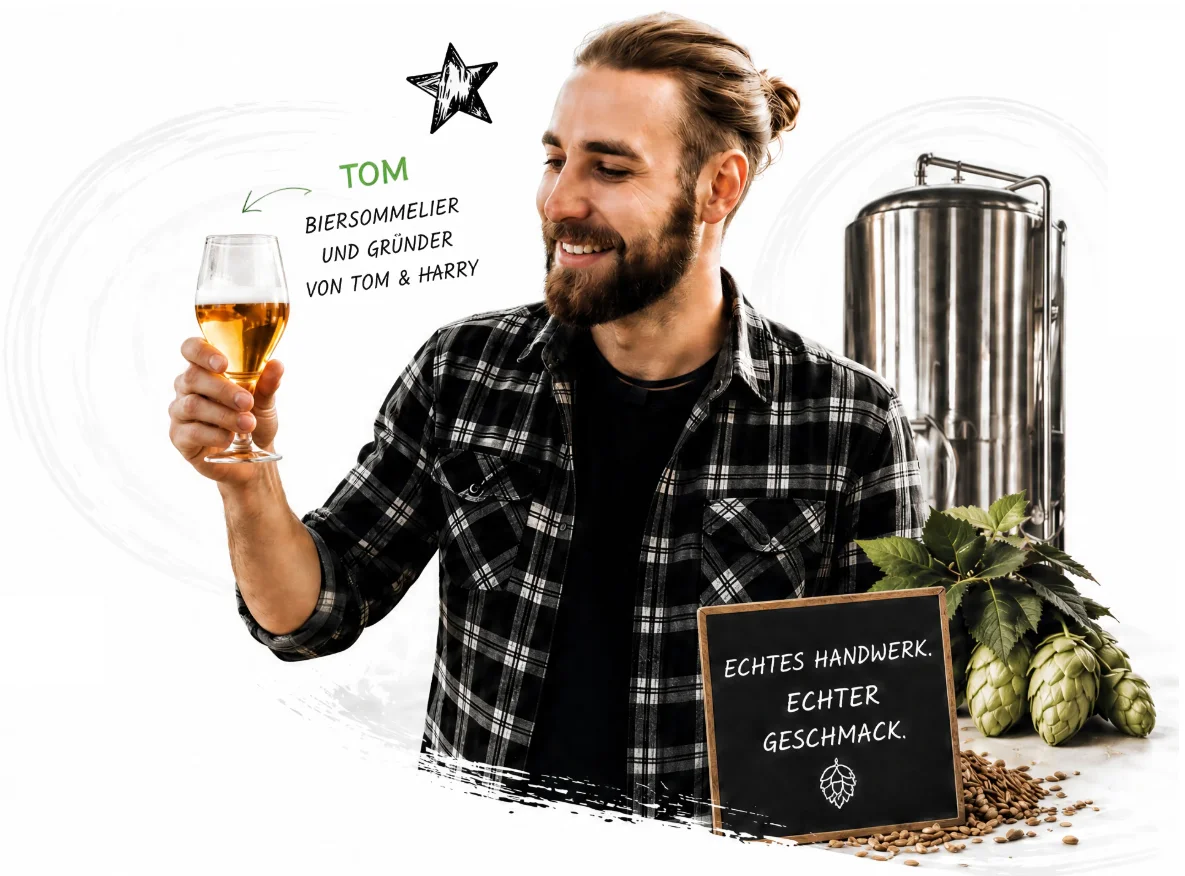 Tom, Biersommelier und Gründer von Tom & Harry, prostet lächelnd mit einem Glas Bier. Daneben ein Edelstahl-Brautank, frische Hopfendolden und eine Kreidetafel mit der Aufschrift „Echtes Handwerk. Echter Geschmack.“